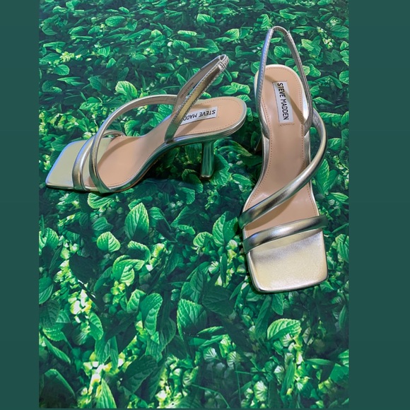 Silver Heels - Picture 2 of 3